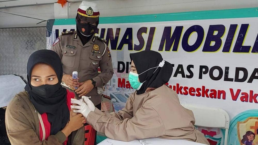 Vaksinasi Mobile Keliling Cara Kreatif Dirlantas Polda Lampung