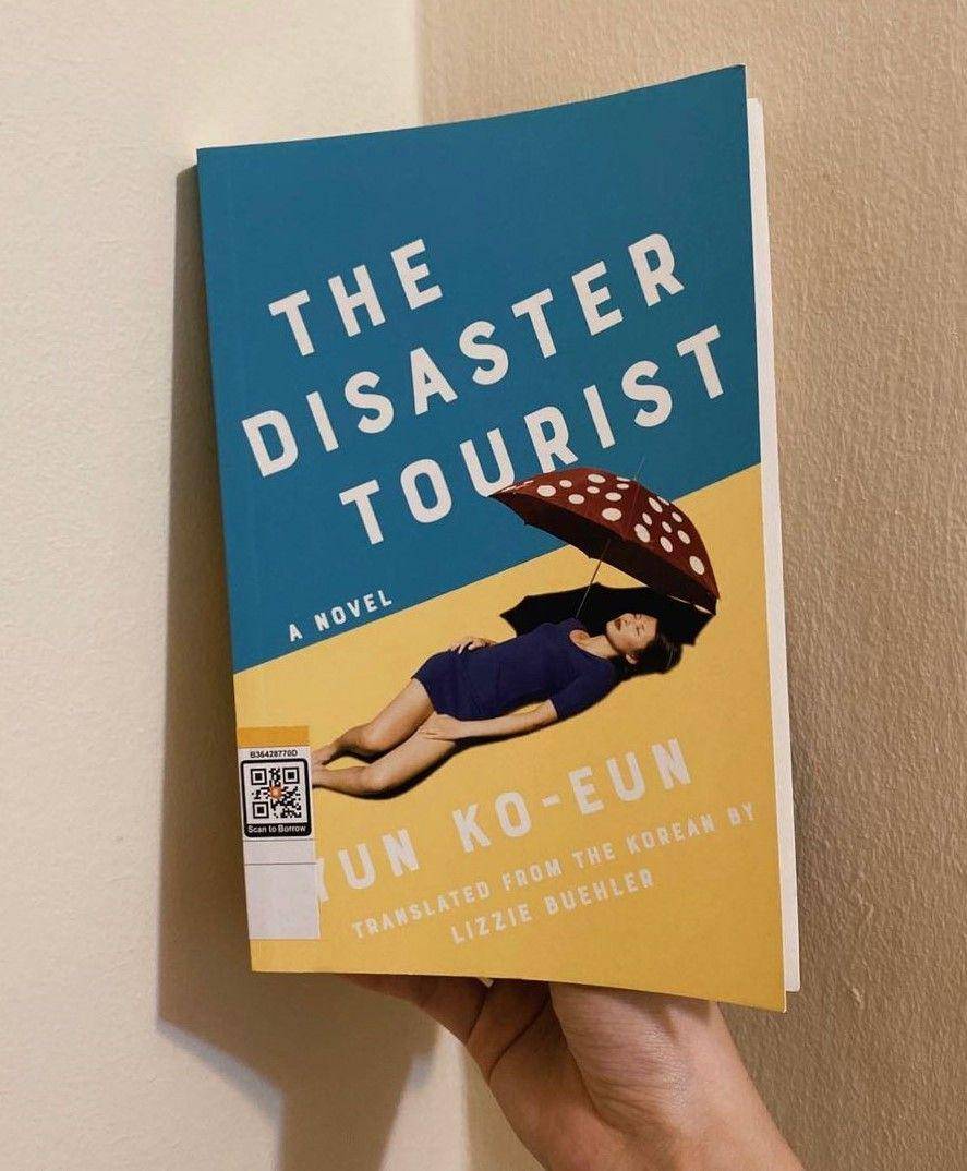 The Disaster Tourist oleh Yun Ko-eun (instagram.com/mokingbook)