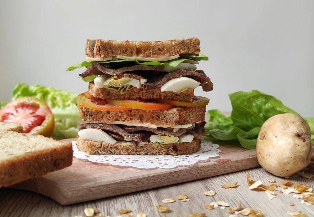 ilustrasi sajian triple decker (unsplash.com/Monteverdo Barnsley)
