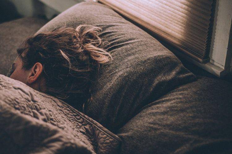 ilustrasi orang sedang tidur (unsplash.com/@tsujigimi)