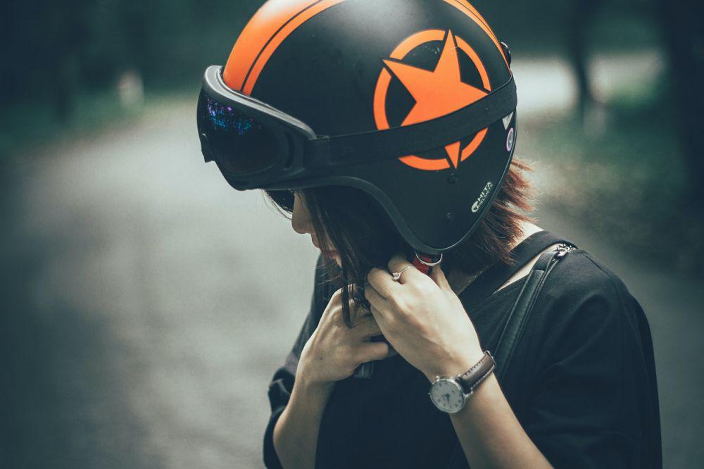 7 Rekomendasi Helm Perempuan yang Nyaman Dipakai, Gak Berat!
