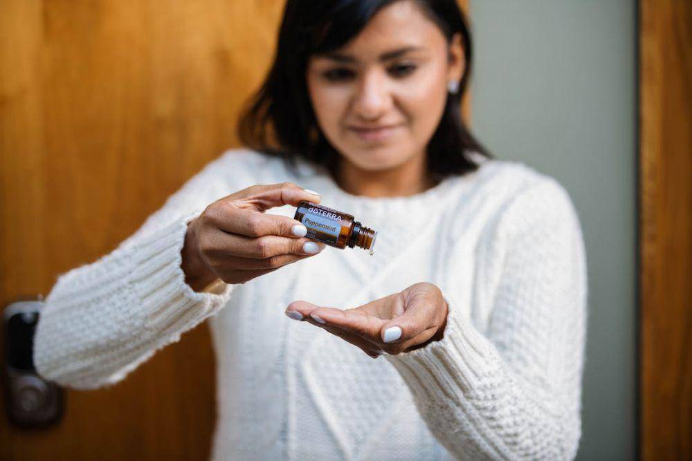ilustrasi seorang wanita menggunakan aromaterapi essential oil (unsplash.com/doTERRA International)