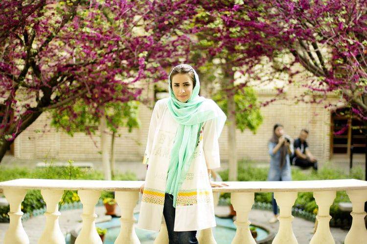 Ilustrasi dua wanita dan seorang pria (unsplash.com/asalmshk)