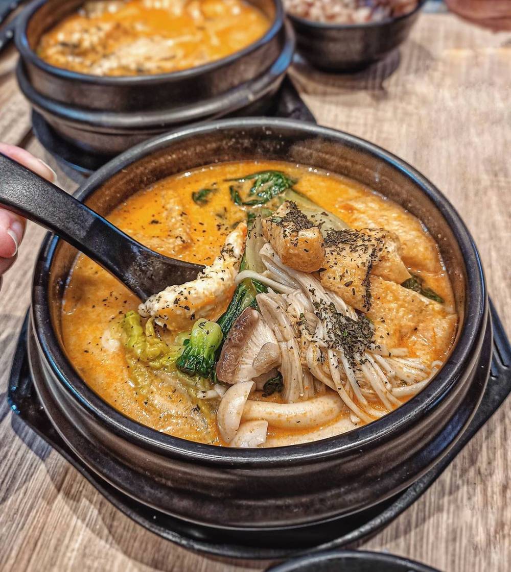 Pengunjung sangat menyukai laksa buatan Greendot. (instagram.com/serenetan.sg)