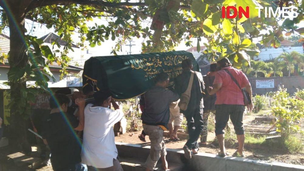 Potret Suasana Pemakaman Kakak Adik Korban KMP Yunicee dari Denpasar