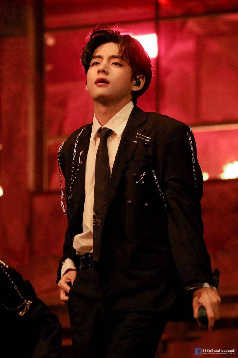 V BTS (facebook.com/bangtan.official)