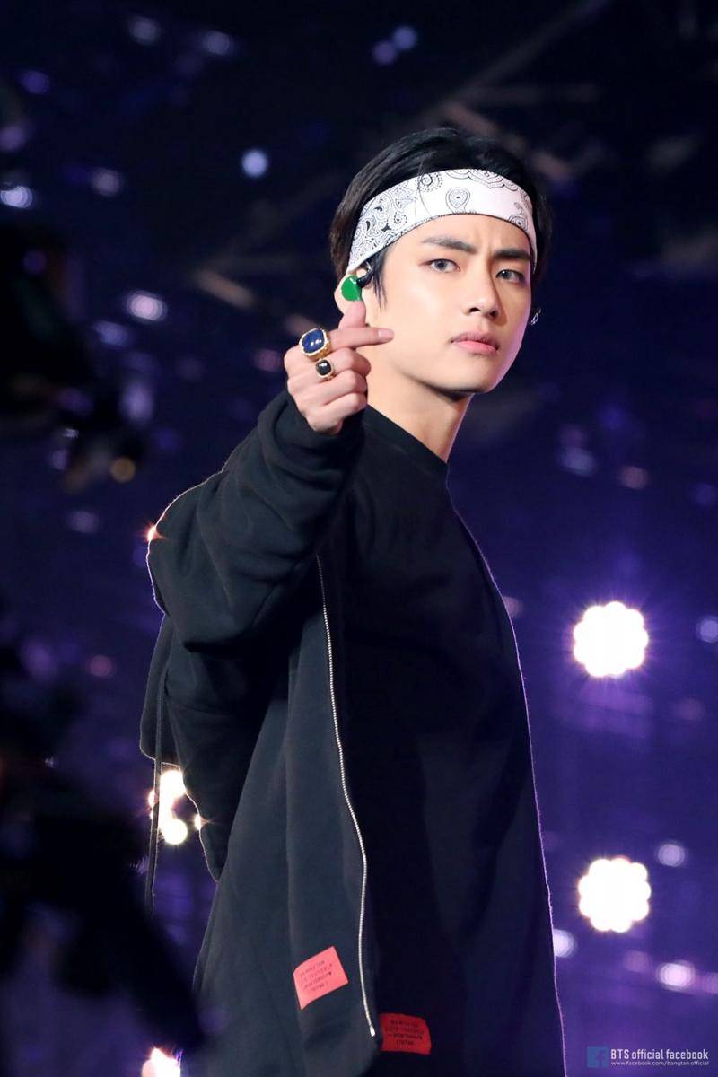 V BTS (facebook.com/bangtan.official)
