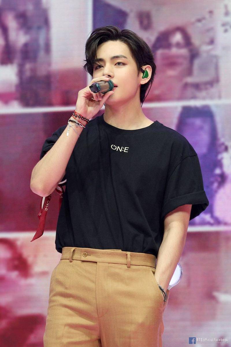 V BTS (facebook.com/bangtan.official)
