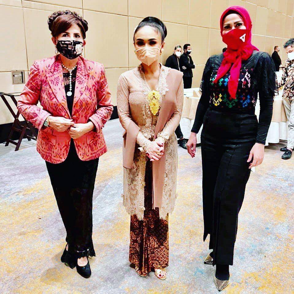 Made Ayu Rachmawati dan Venna Melinda (instagram.com/rachmaayumade/)