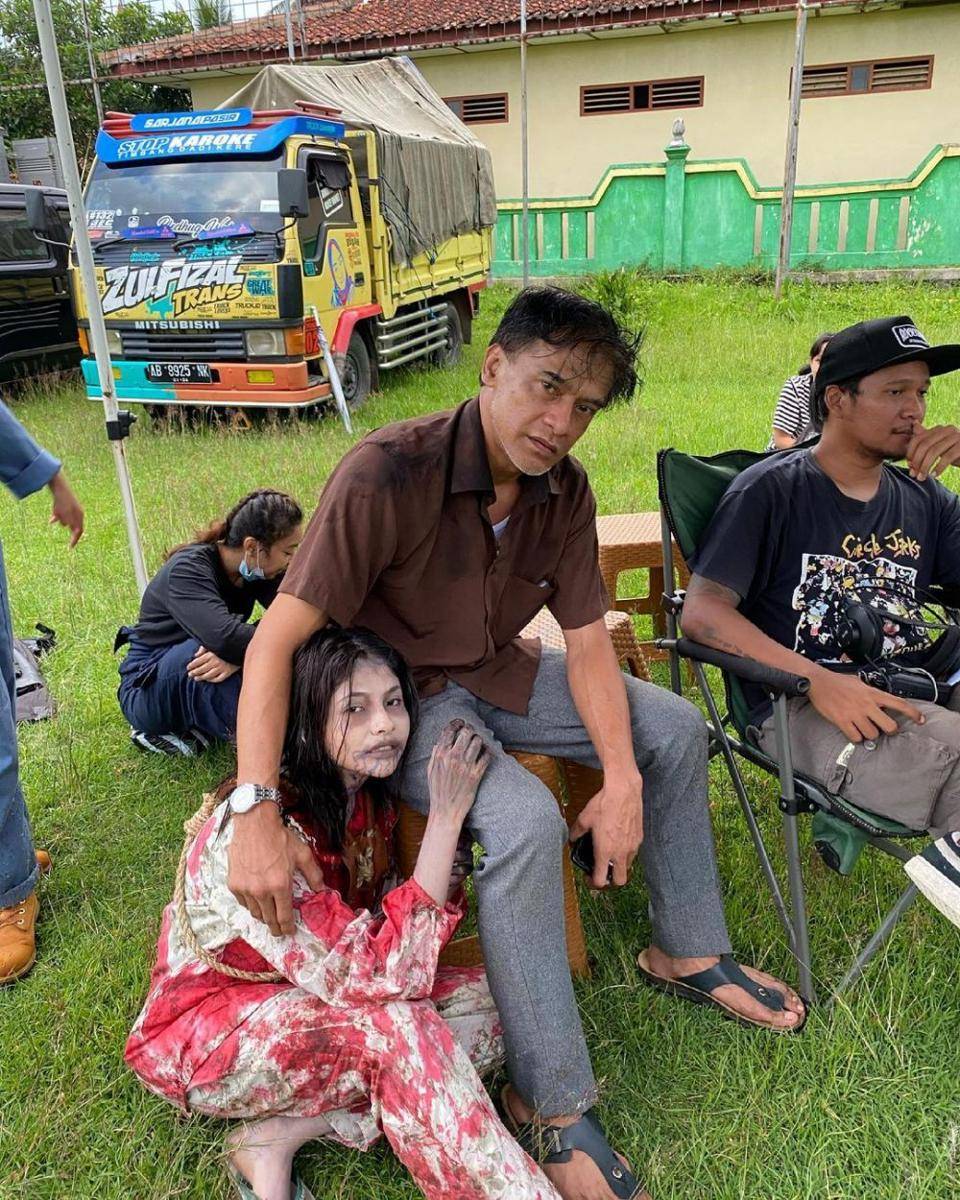 Sara Fajira bersama Donny Damara dan tim produksi serial 'Hitam' (Instagram.com/sarafajira)