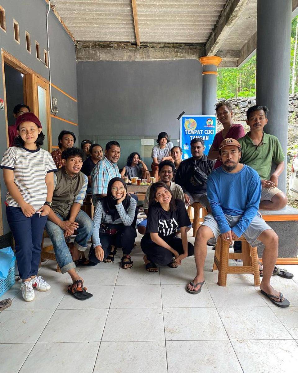 Sara Fajira bersama pemain dan tim produksi serial 'Hitam' (Instagram.com/sarafajira)