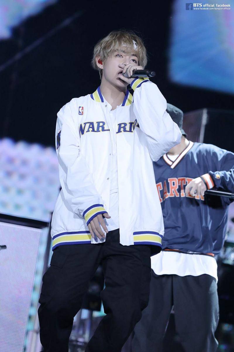 V BTS (facebook.com/bangtan.official)
