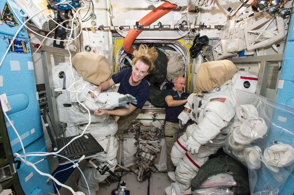 Astronaut NASA yang sedang menyiapkan pakaian astronaut. (dok. NASA)