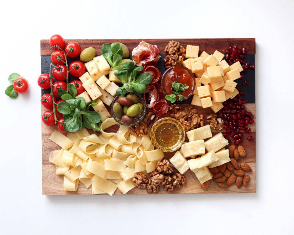 ilustrasi charcuterie board (unsplash.com/Aliona Gumeniuk)