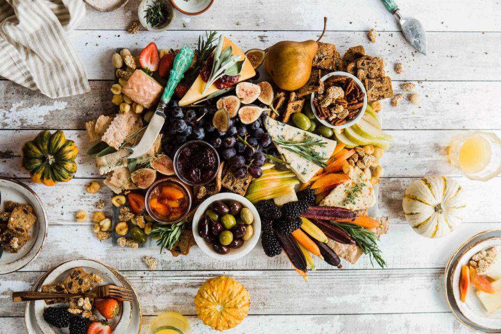 ilustrasi charcuterie board (unsplash.com/Brooke Lark)