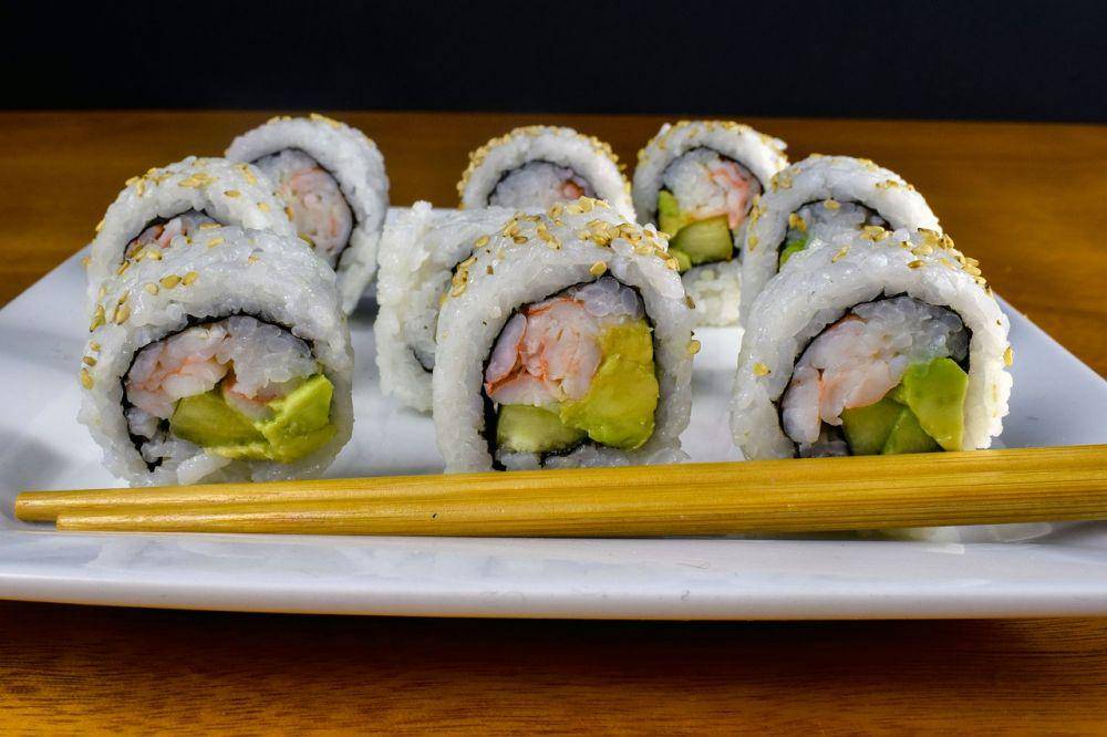 ilustrasi california roll (pixabay.com/dougm56)