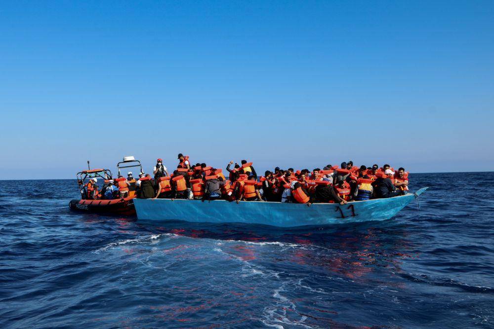 Tim penyelamat Italia menyelamatkan penumpang kapal migran yang terbalik di dekat Lampedusa, Italia pada Rabu (30/6). Tujuh orang meninggal dan 10 lainnya dikabarkan hilang dalam peristiwa tersebut. (Twitter.com/MSF Sea)