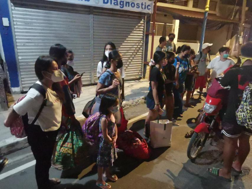 Penduduk daerah Laurel, Filipina, pada Kamis (1/7) bersiap mengungsi karena gunung Taal erupsi. (Twitter.com/Manila Bulletin News)