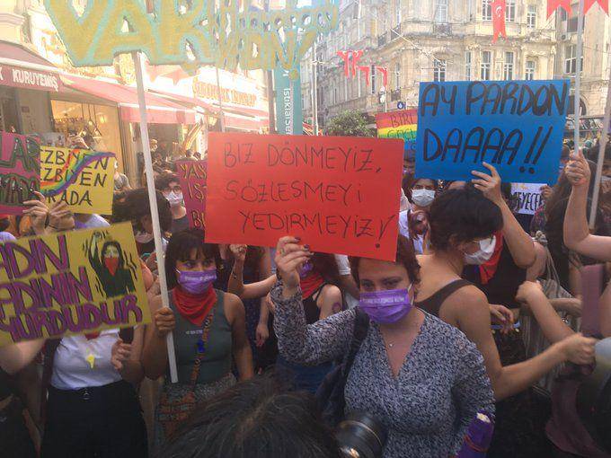 Para wanita yang berunjuk rasa pada 1 Juli 2021, menentang Turki keluar dari Konvensi Istanbul. (Twitter.com/Fulya Özerkan)