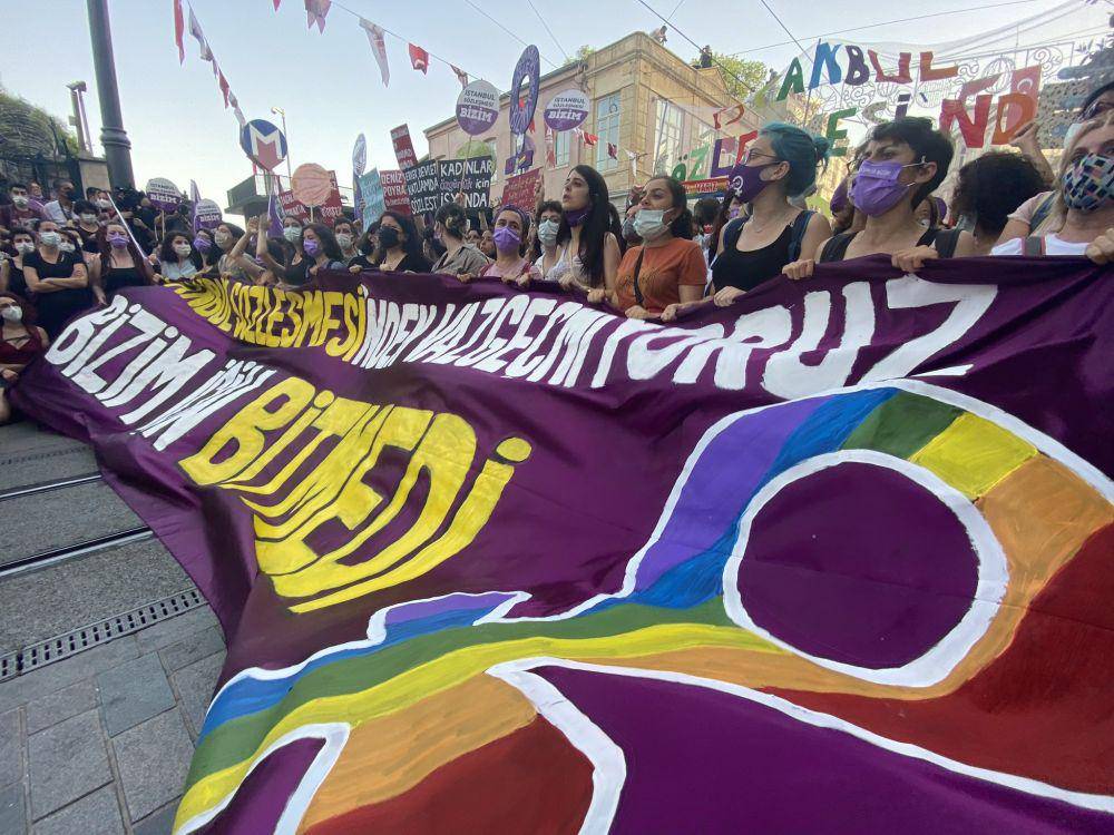 Para wanita yang berunjuk rasa pada 1 Juli 2021, menentang Turki keluar dari Konvensi Istanbul. (Twitter.com/Zeynep Erdim)