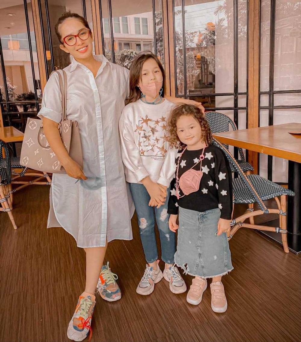 Ussy dan anak-anak perempuannya (instagram.com/ussypratama)