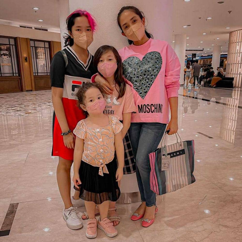 Ussy dan anak-anak perempuannya (instagram.com/ussypratama)
