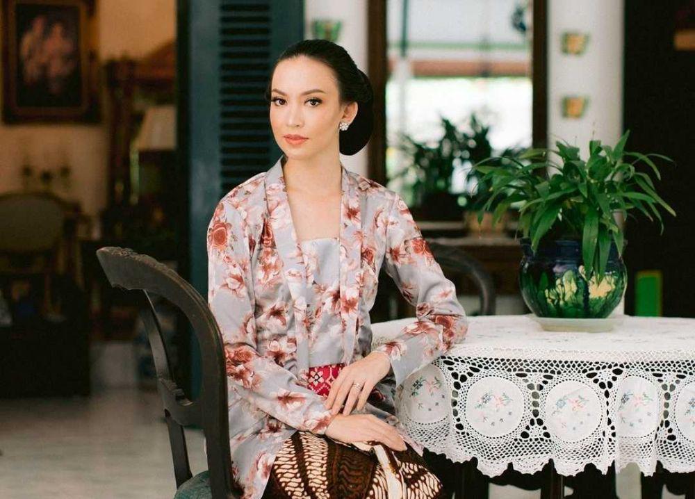 Kebaya hingga Kain Tenun, 9 Potret Karina Nadila Berbusana Tradisional