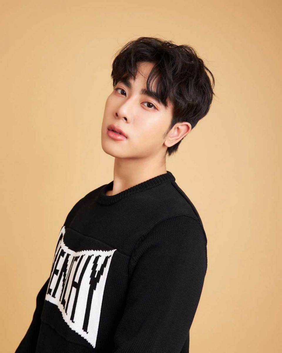 Mix Sahaphap (instagram.com/mixxiw)