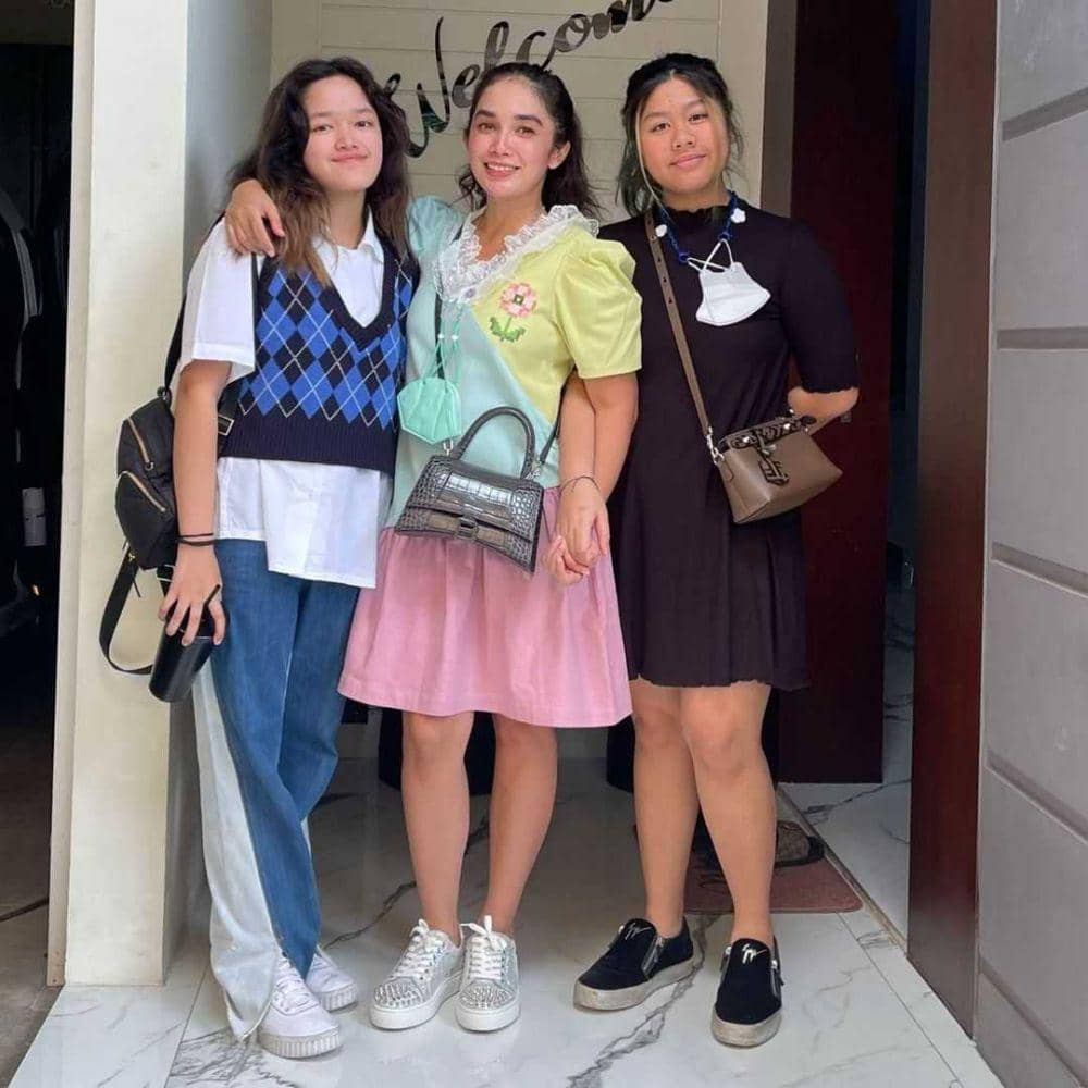 Ussy dan anak-anak perempuannya (instagram.com/ussypratama)