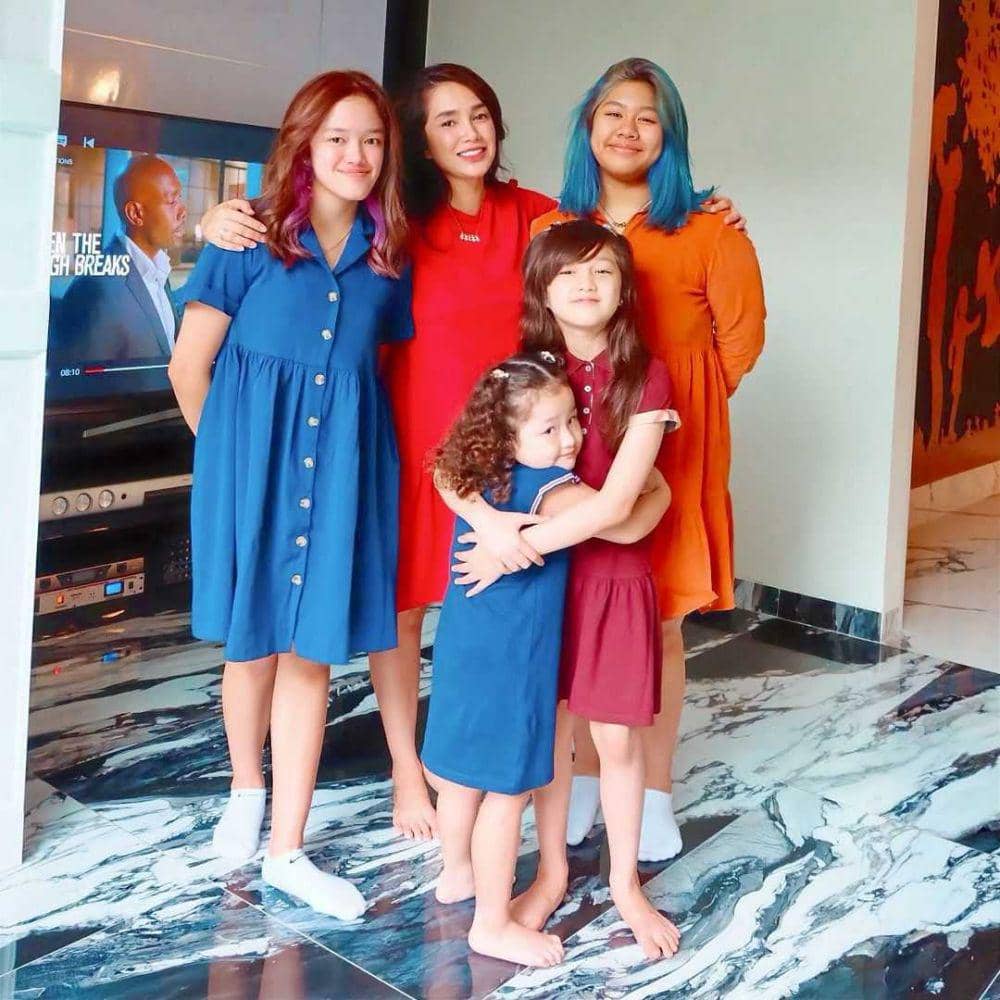 Ussy dan anak-anak perempuannya (instagram.com/ussypratama)