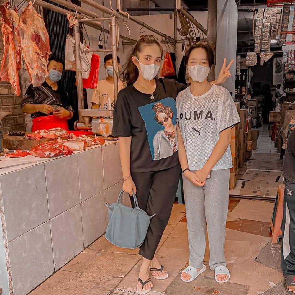 Ussy dan anak perempuannya (instagram.com/ussypratama)