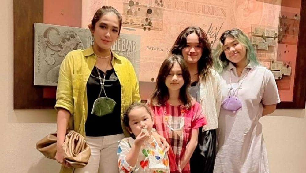 10 Potret Ussy Sulistiawaty dan Keempat Anak Perempuannya, Kompak!