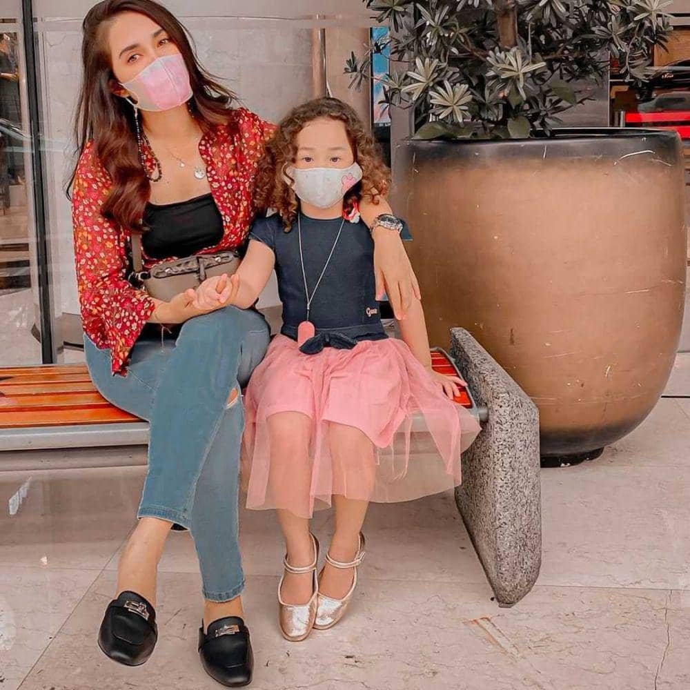 Ussy dan anak perempuannya (instagram.com/ussypratama)