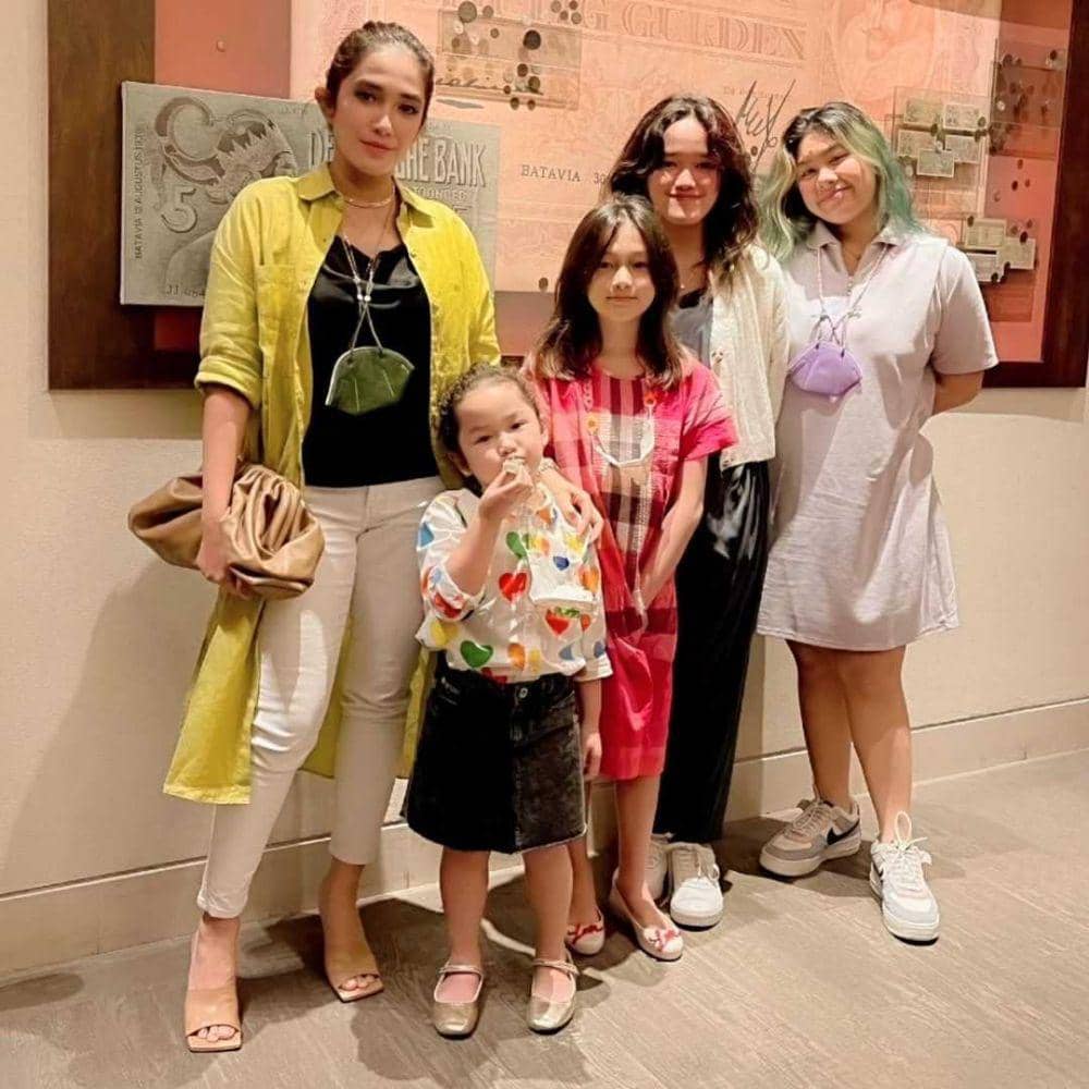 Ussy dan anak-anak perempuannya (instagram.com/ussypratama)