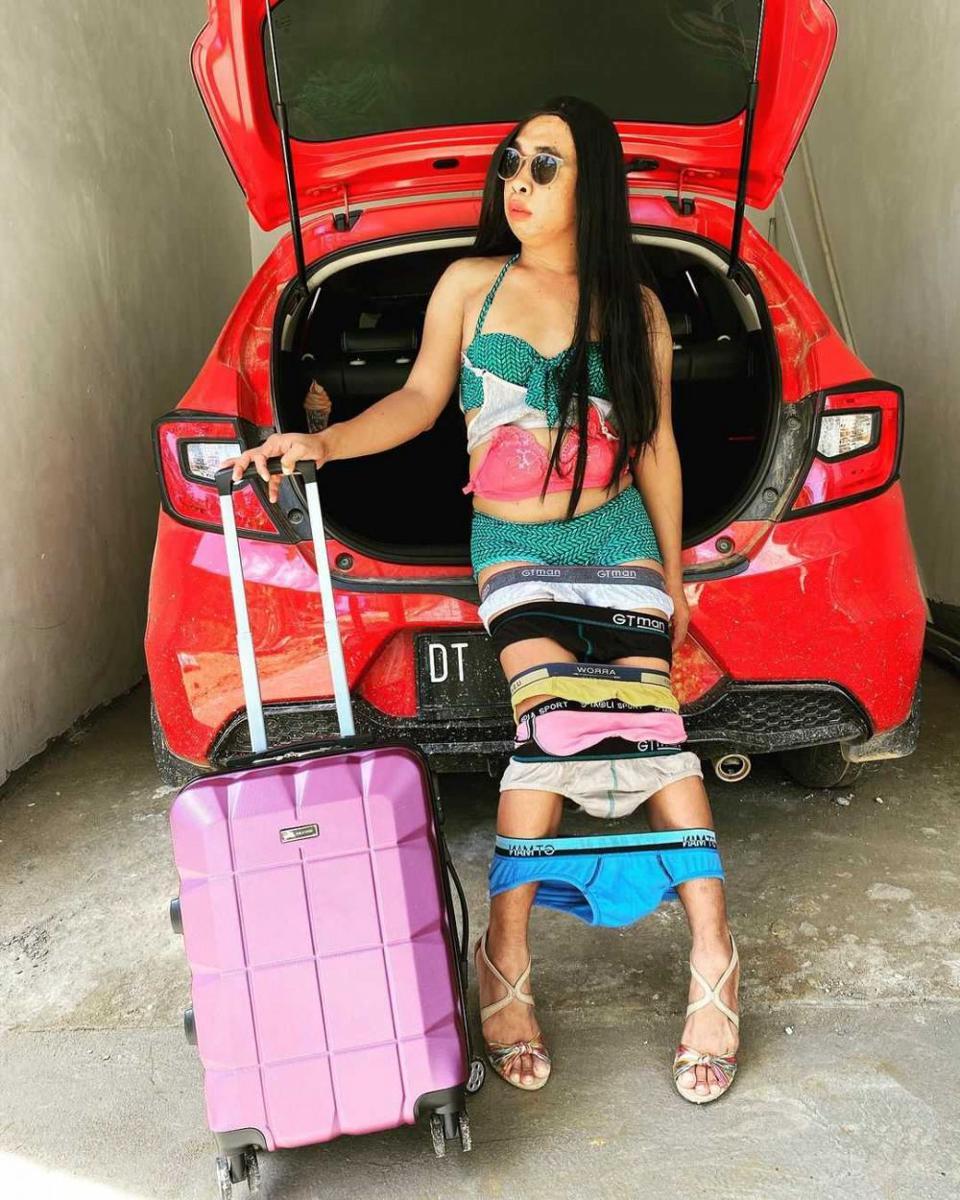 baju aneh (instagram.com/mimi.peri)