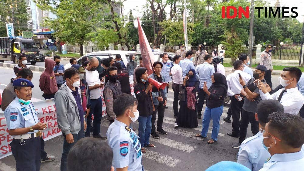 Demonstrasi mahasiswa di depan kantor Lapas Kelas 1 Makassar. IDN Times/Sahrul Ramadan