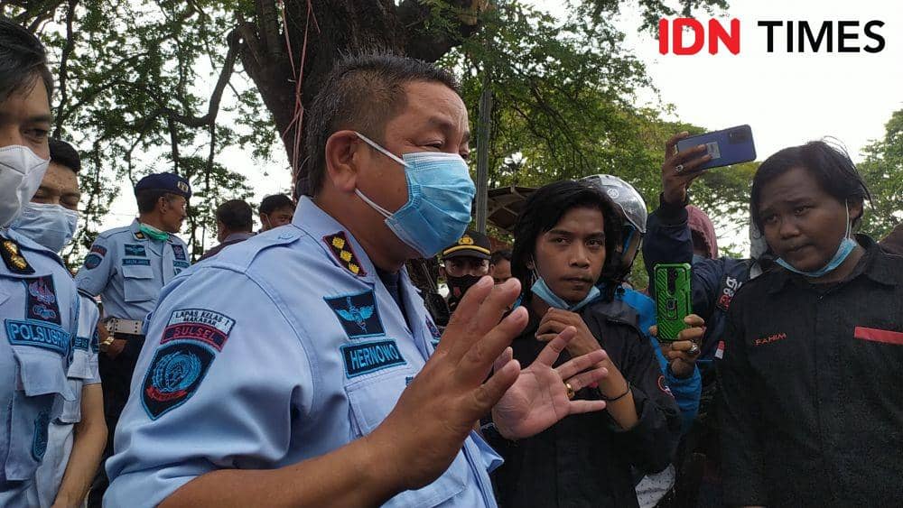Demonstrasi mahasiswa di depan kantor Lapas Kelas 1 Makassar. IDN Times/Sahrul Ramadan