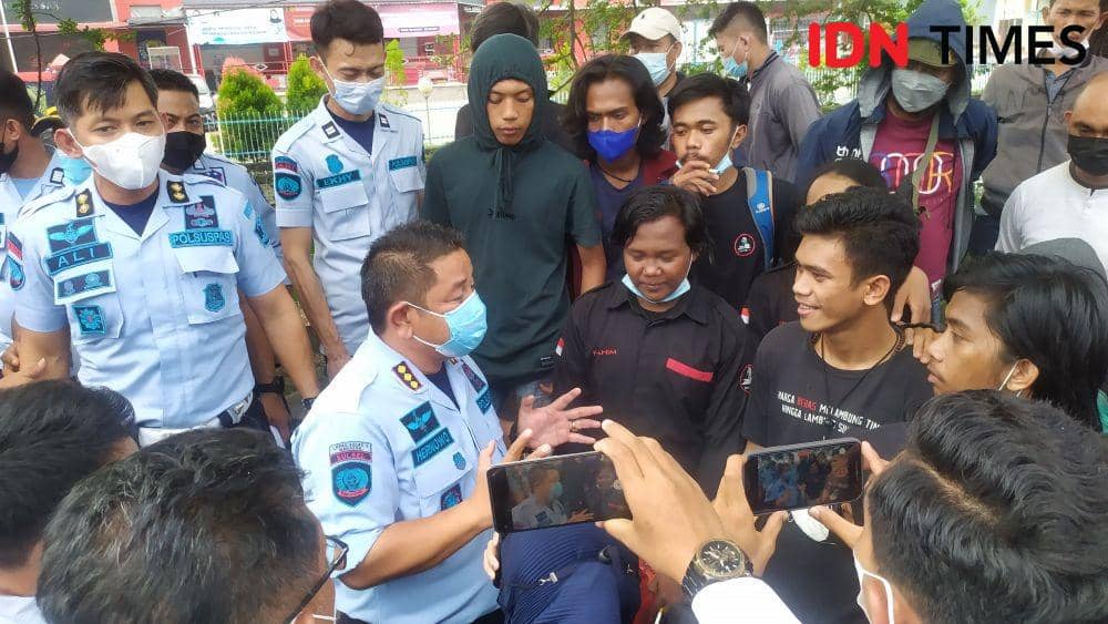 Demonstrasi mahasiswa di depan kantor Lapas Kelas 1 Makassar. IDN Times/Sahrul Ramadan