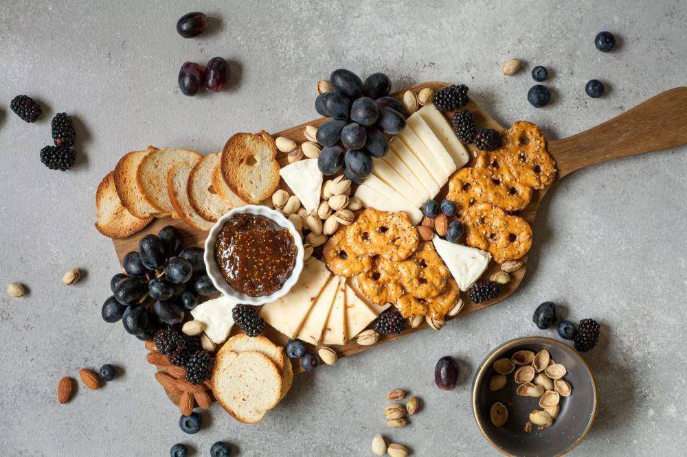 ilustrasi charcuterie board (unsplash.com/Lindsay Moe)