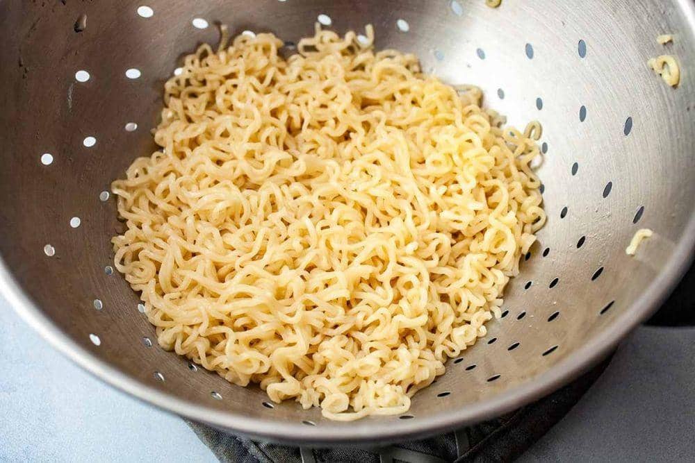 Ilustrasi memasak mi instan (simplyrecipes.com)