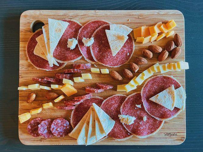ilustrasi charcuterie board (unsplash.com/Frank Zhang)