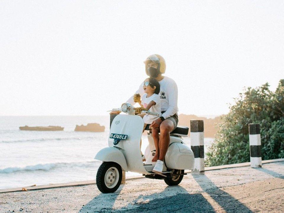 10 Potret Ditto dan Sekala Kendarai Vespa, Ayah Anak Kompak!
