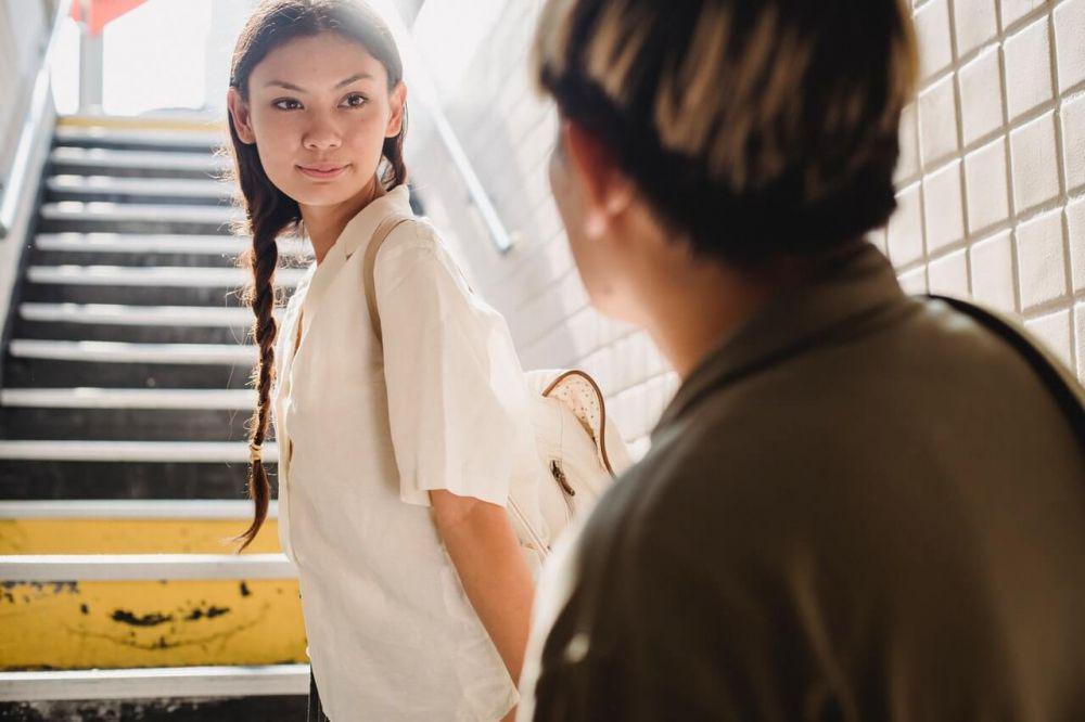 5 Tanda Saatnya Melepaskan Cinta yang Selama Ini Erat Kamu Genggam