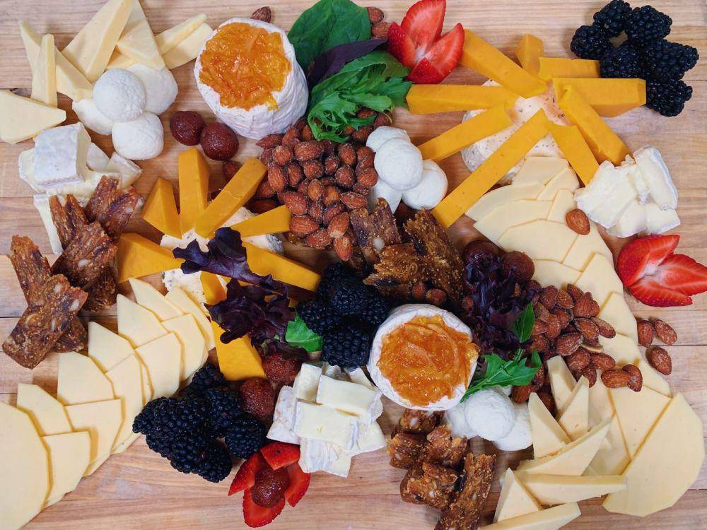 ilustrasi charcuterie board (unsplash.com/Siami Tan)