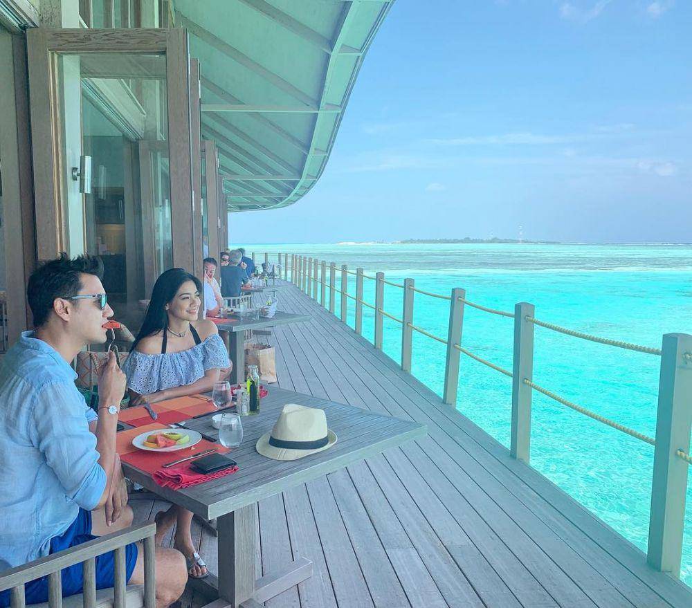Titi kamal dan Christian Sugiono napak tilas tempat bulan madu di Maldives. (instagram.com/titi_kamall)