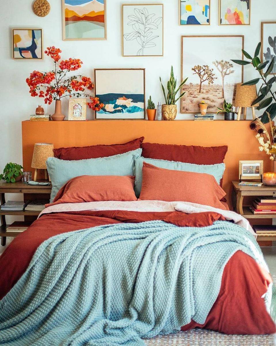 Inspirasi kamar tidur colorful. (instagram.com/justinablakeney)