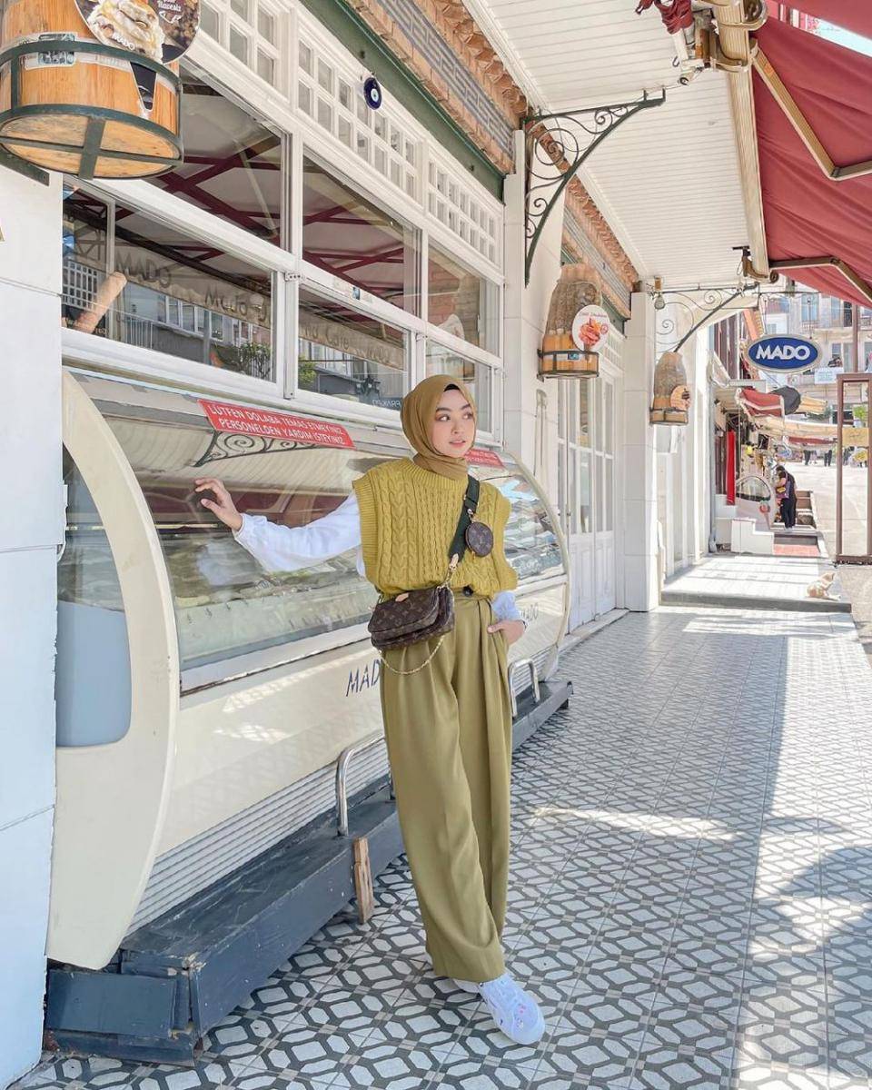 Padu padan vest ala Meirani Amalia (instagram.com/meiraniap)