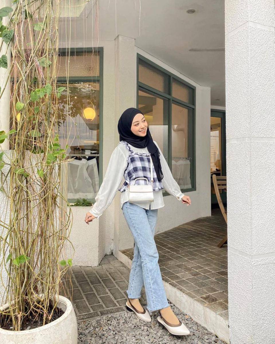 Padu padan vest ala Meirani Amalia (instagram.com/meiraniap)