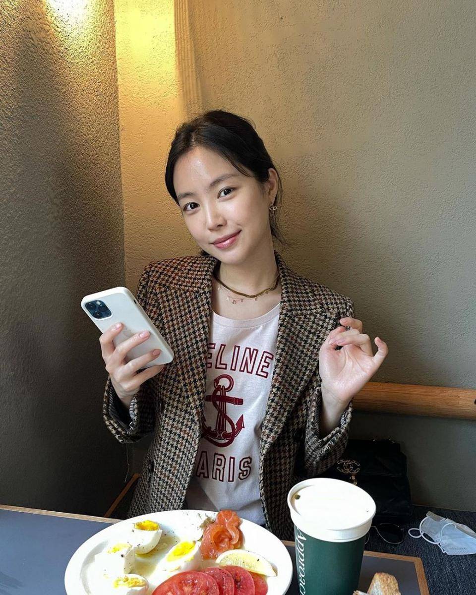 Naeun Apink (instagram.com/marcellasne)
