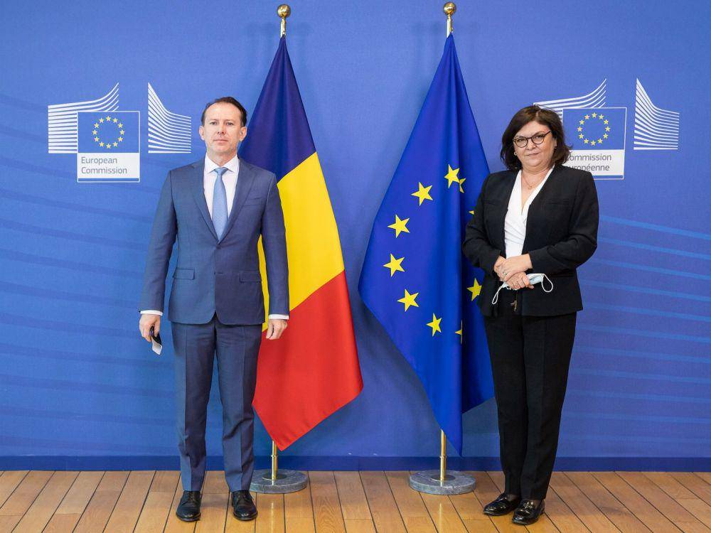 PM Rumania, Florin Cîțu (kiri) dan Komisioner Uni Eropa, Adina Valean (kanan). (twitter.com/florincitu)